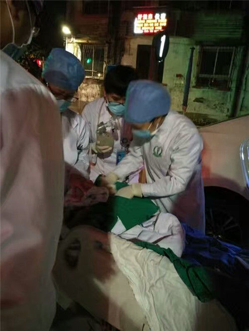 無影燈，黃光手電筒