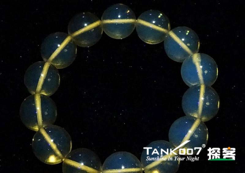 網上用紫光手電鑒定琥珀的帖子這么多，哪個是真假？