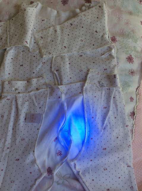  寶媽買了紫光手電，衣服上好多熒光劑，看的心慌害怕