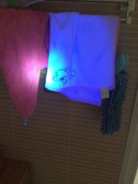  寶媽買了紫光手電，衣服上好多熒光劑，看的心慌害怕